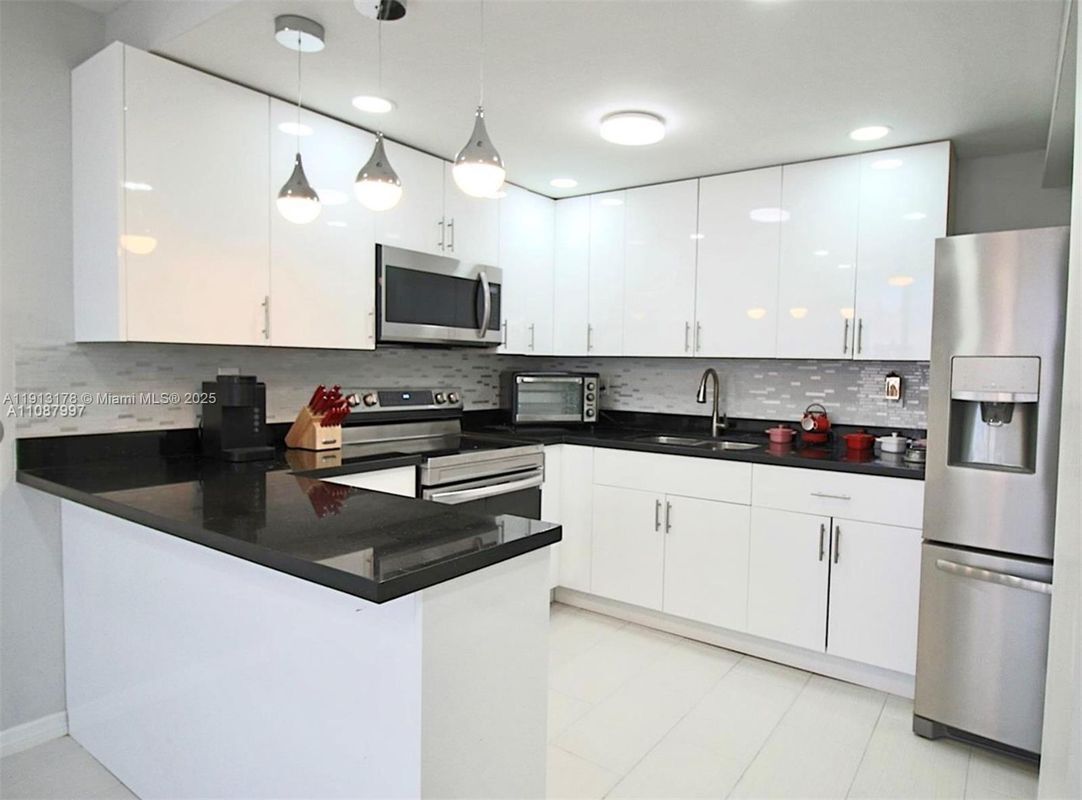 Photo - 3865 W 9th Ave