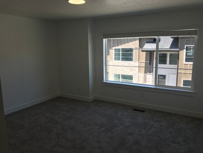 Photo - 417 W 40 S