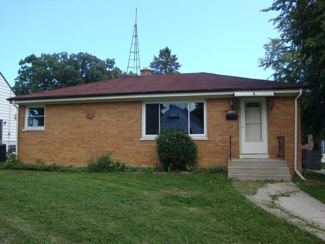Building Photo - 3 Bedroom, 2 Bath Single Family Home in Quiet Kenosha Neighborhood