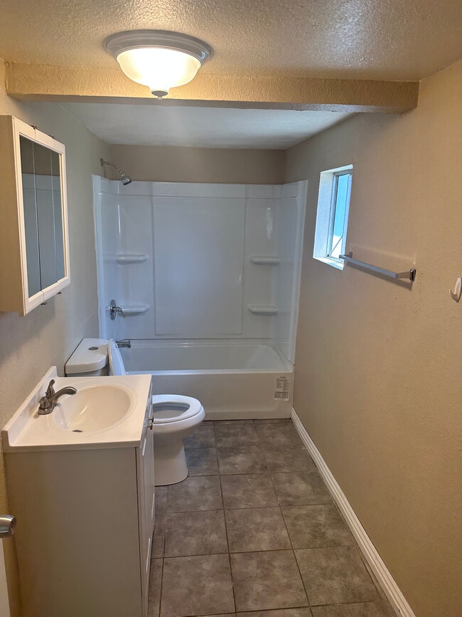 Baño - 934 E Andrews Ave