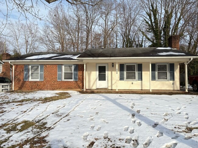 Building Photo - 3 Bedroom, 2 Bathroom House in Burlington!