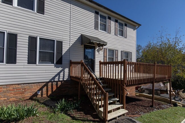 Building Photo - Spacious 3 bed 5 bath condo located in the... Unit 1