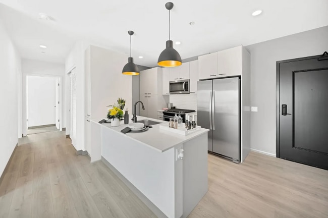 Building Photo - 2131 N Elston Ave Rental