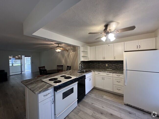 Building Photo - 2102 NE 1st Way Unit 101 Rental