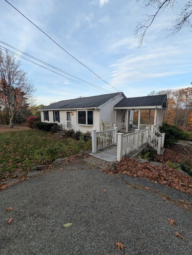 Building Photo - Charming single family home