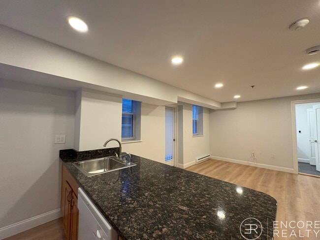 Photo - 51 Queensberry St Unit B