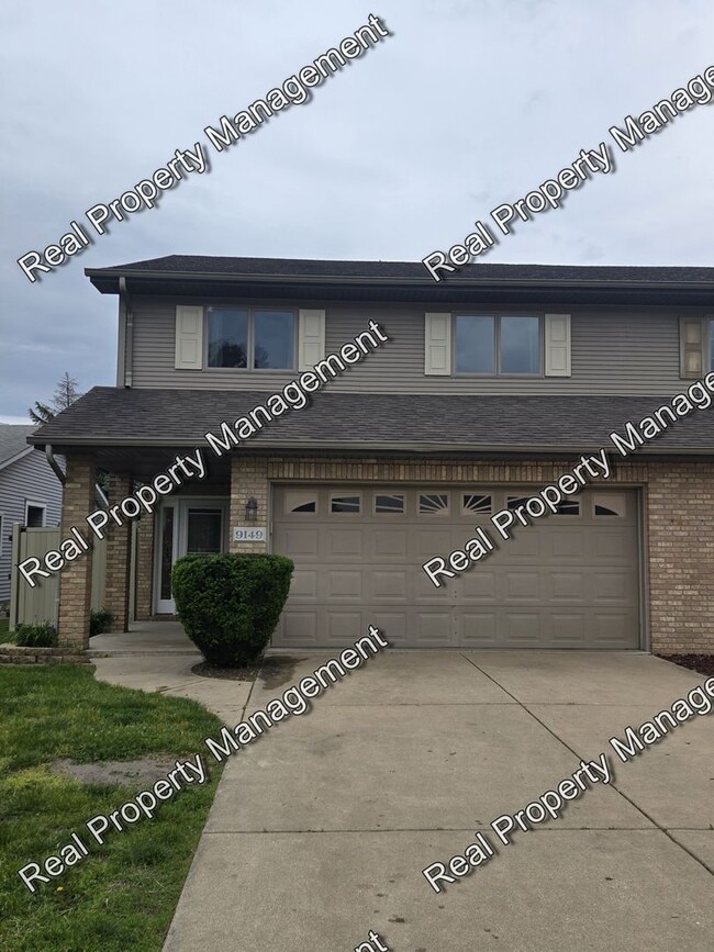 Building Photo - Three Bedroom Townhome