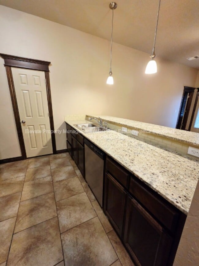 Photo - 2215 Kintyre Rd