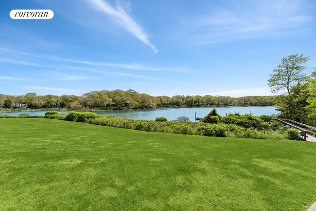 Photo - 400 Noyack Rd