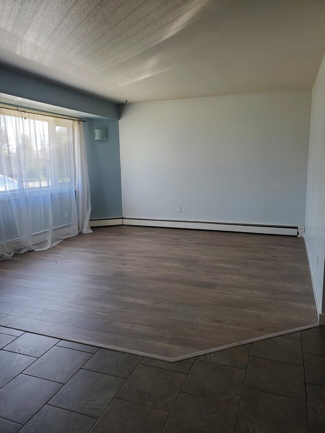 Photo - 1255-1255 Douglas St