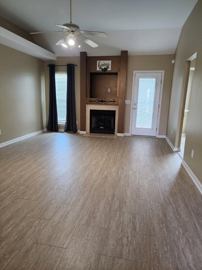 Station Camp Schools zoning! 3 bed with bonus room! Pet friendly!