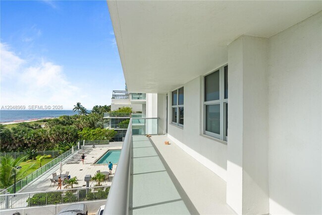 9511 Collins Ave Unidad 403