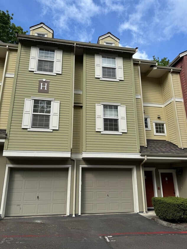 Gorgeous Townhome with W/S/G AND Gas! - Gorgeous Townhome with W/S/G AND Gas!