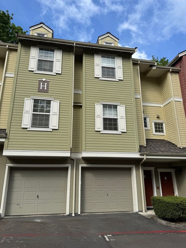 Gorgeous Townhome with W/S/G AND Gas! - Gorgeous Townhome with W/S/G AND Gas!