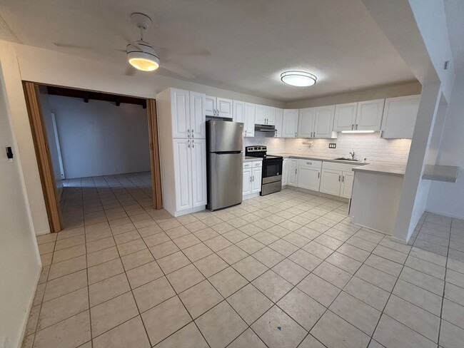 Building Photo - 949 Wainiha St