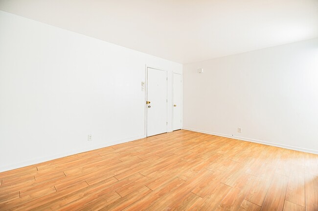 Building Photo - 2601 Chem. d'Oka Unit 2