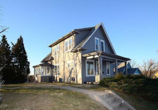 Building Photo - Beautiful 5 Bedroom Home!