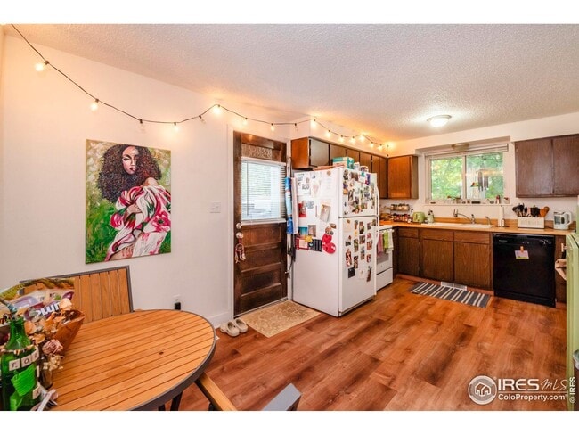 Photo - 824 Meeker St