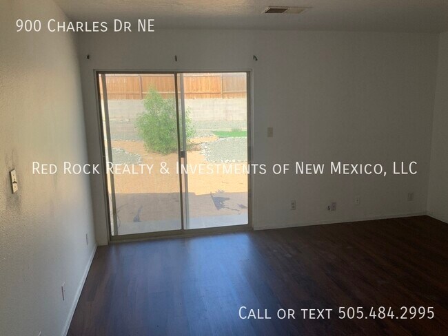 Photo - 900 Charles Dr NE