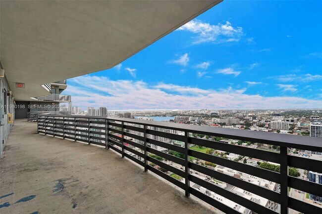 Photo - 460 NE 28th St Unidad 3403