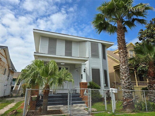 Building Photo - 916 Avenue H Unit Down Rental