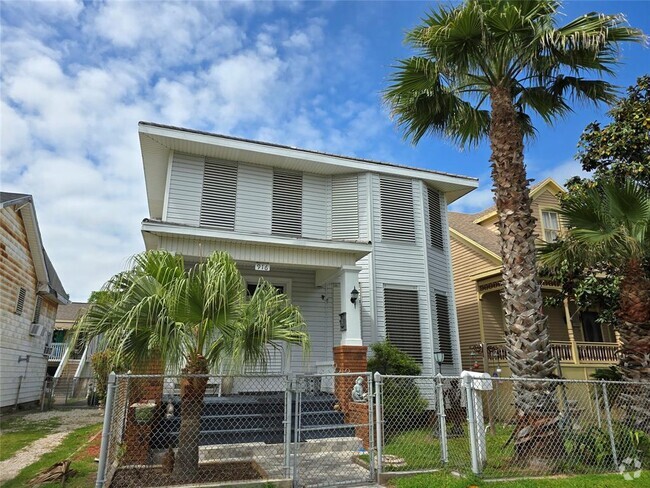 Building Photo - 916 Avenue H Unit Down Rental