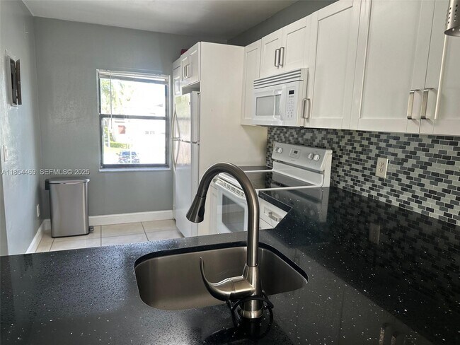 Photo - 11390 Taft St Unit 11390