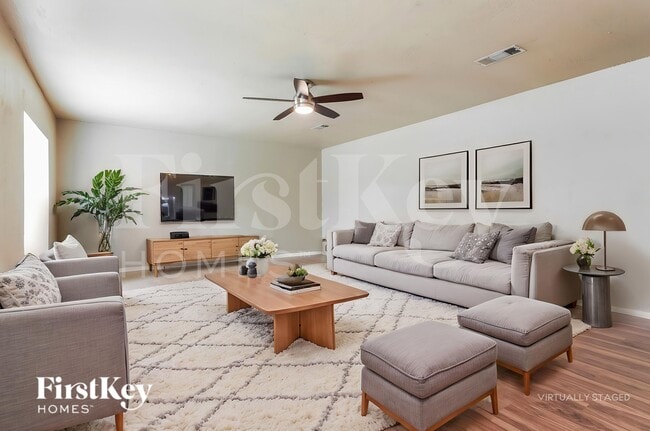 Photo - 701 E Mission St