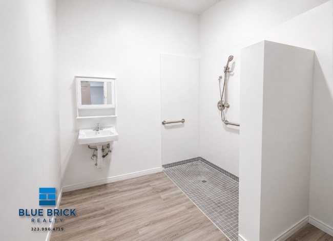 Photo - 10501 Wilmington Ave Unidad 308
