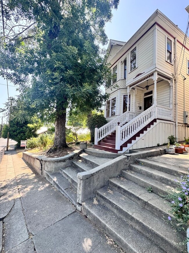 Building Photo - Victorian downtown Rental