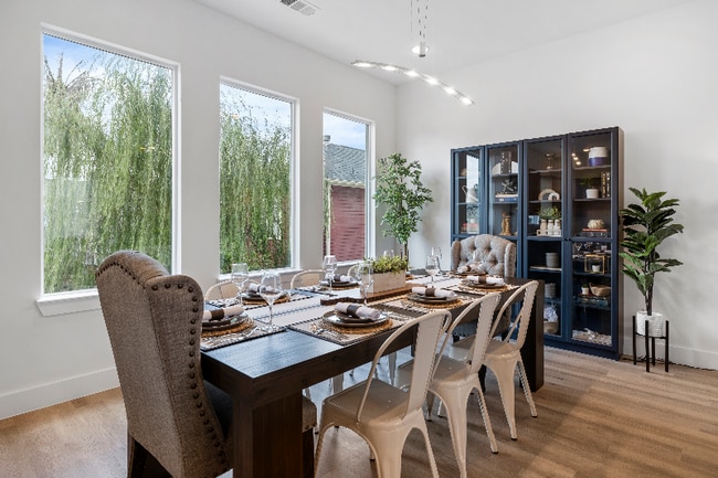 Photo - 639 W 16th St