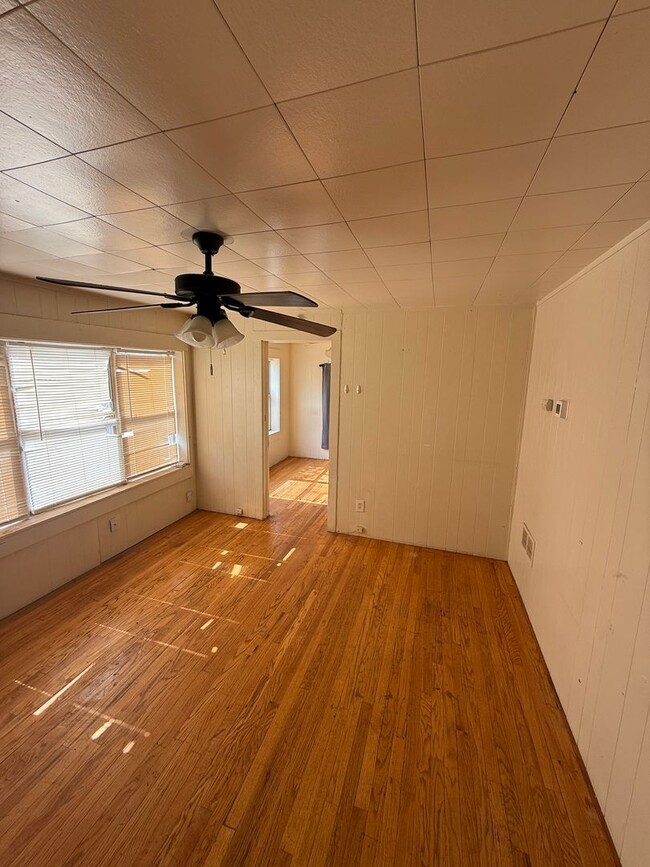 Building Photo - 1307 Avenue X Unit B Upstairs