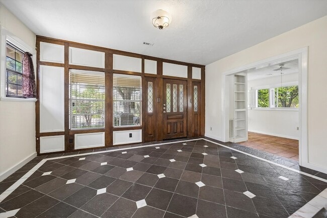 Photo - 1120 E 7 1/2 St