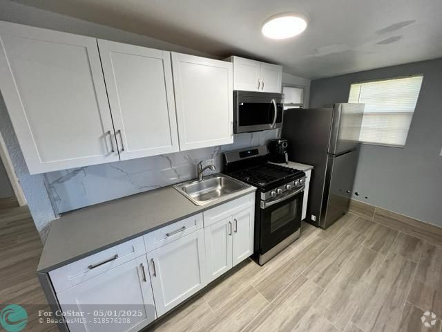 Building Photo - 4040 NE 12th Terrace Rental
