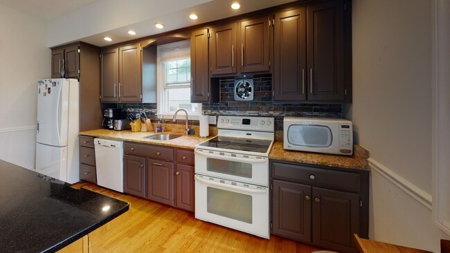Building Photo - 20 Oakland St Unit #1 Rental