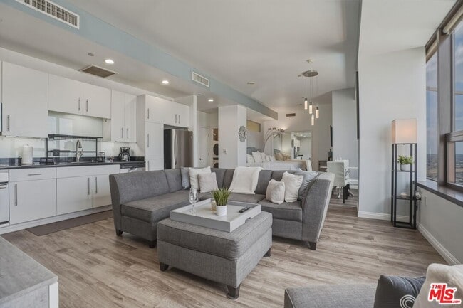 Photo - 1100 Wilshire Blvd Unidad 2201