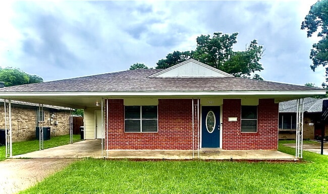 "Charming 3-Bedroom Home on Tena Street wi... - "Charming 3-Bedroom Home on Tena Street wi...