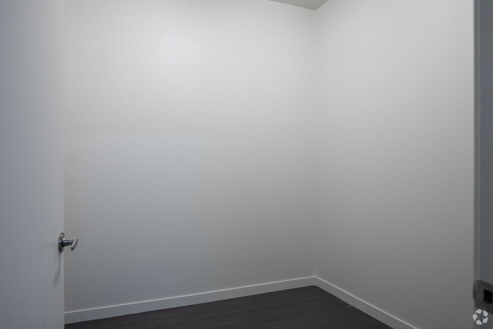 1BR, 1BA - 725SF