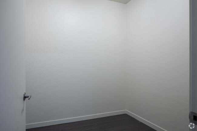 1BR, 1BA - 725SF