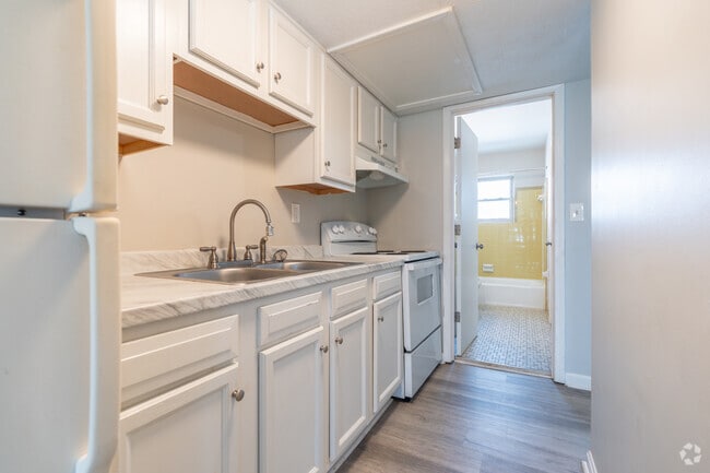 1BR, 1BA - 700SF - Kitchen - The Rockford Arms Apartment Community