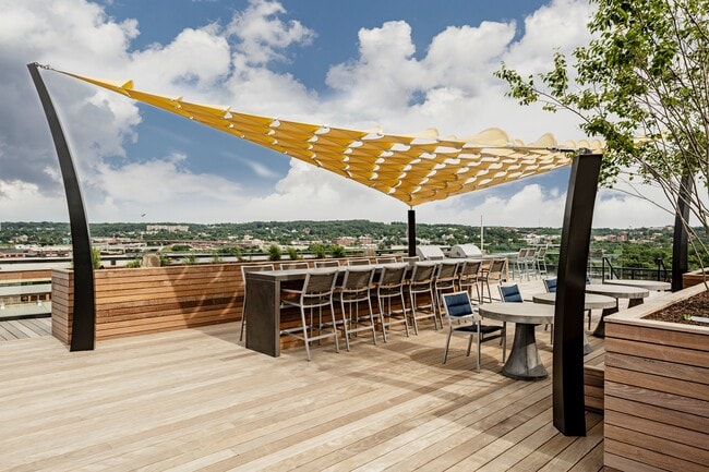 Terraza en la azotea con lounge al aire libre, ideal para recibir invitados