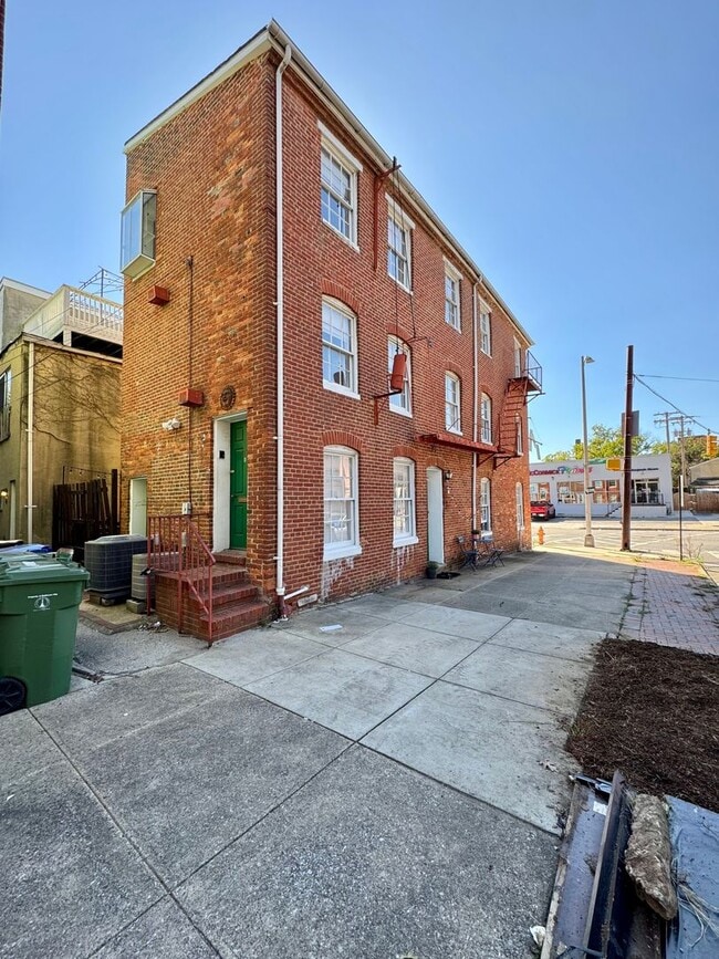Building Photo - 21 W Montgomery St Unit B