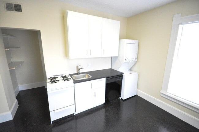 Kitchen - 511 Mohawk St Unit A