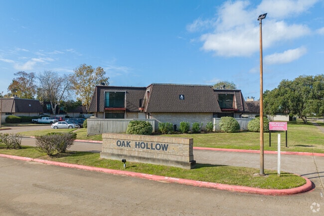 Building Photo - Oak Hollow Rental