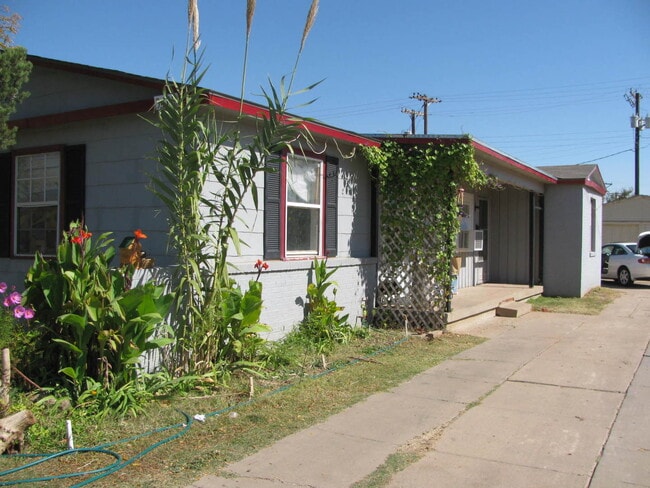 Building Photo - 3409 Quaker Ave Unit A