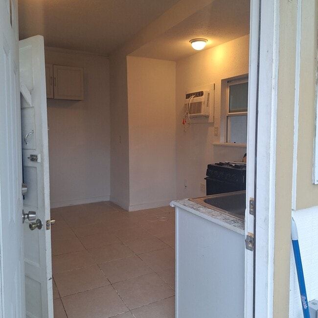 Photo - 910 Adele St Unidad Apt. 9