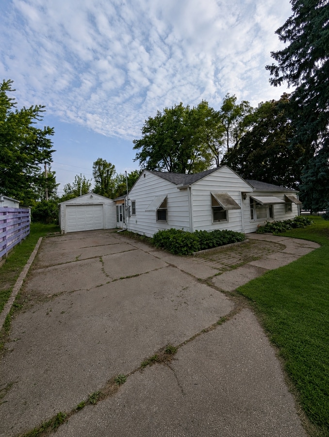 Spacious Ranch Style Home With Attached Garage in Silvis! - Spacious Ranch Style Home With Attached Garage in Silvis!