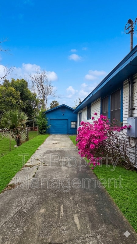 Photo - 1735 Brackland St