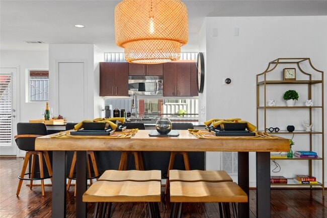 Photo - 2914 Commerce St