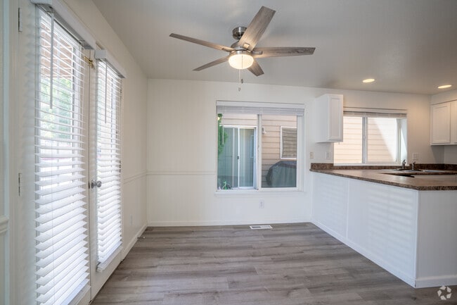 2BR, 2BA - 963SF - Dining Room